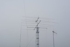 Stožiar s dualband DK7ZB yagi a monoband yagi na vrchné KV pásma