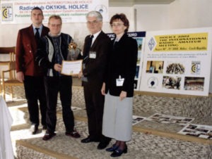 Předání putovního poháru na setkání Tatry 2001