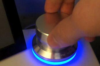 Ladiaci gombík k počítaču