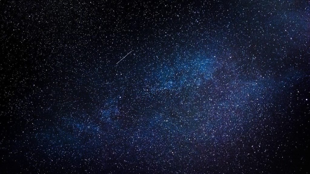 Nočná obloha s meteoritom