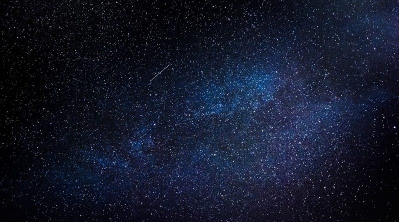 Nočná obloha s meteoritom