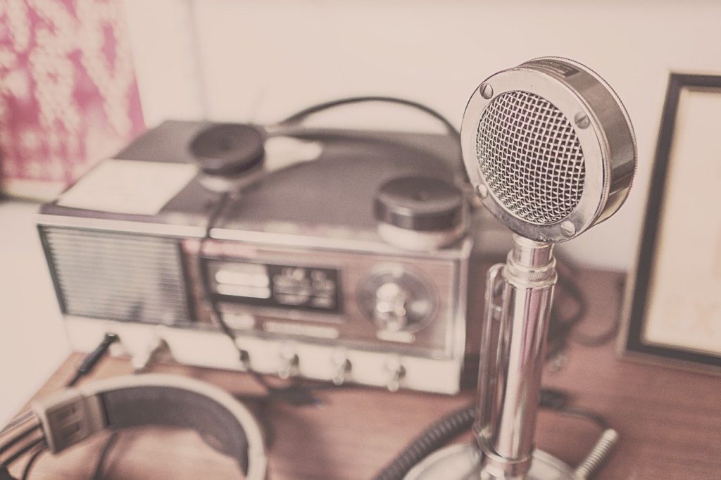 Rádioamatérska stanica s mikrofónom