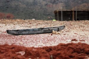 Starý čln na pláži ostrova Socotra