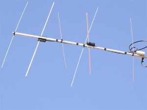 Krížová yagi anténa pre satelitnú prevádzku
