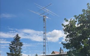 Mast with antennas for HF and VHF