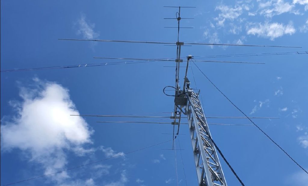 Detailný pohľad na stožiar s KV a VKV anténami