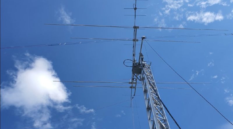Detailný pohľad na stožiar s KV a VKV anténami