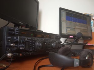 Yaesu FT-1000MP TCVR i komputer z logo N1MM + w konkursie