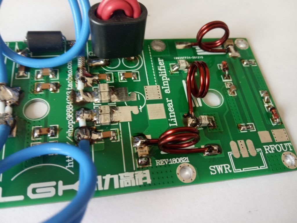SWR / PWR bridge on the PCB of the amplifier with MRF9180 / MRF186