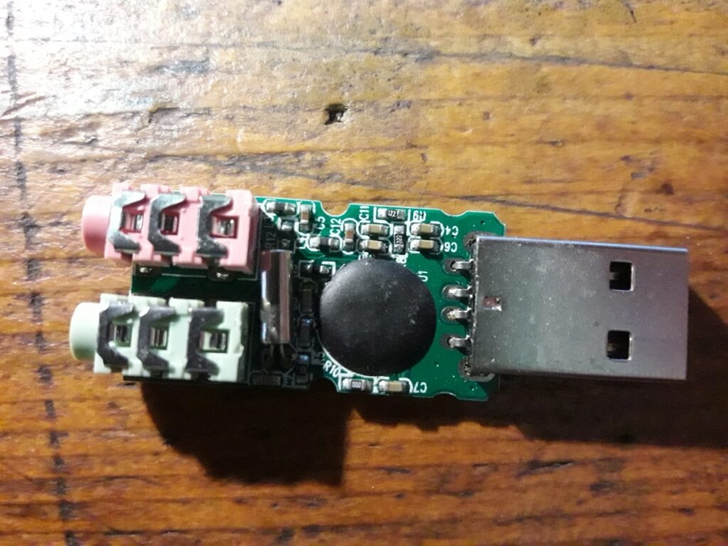 obrázek 3 Pohled na odkrytou USB zvukovou kartu