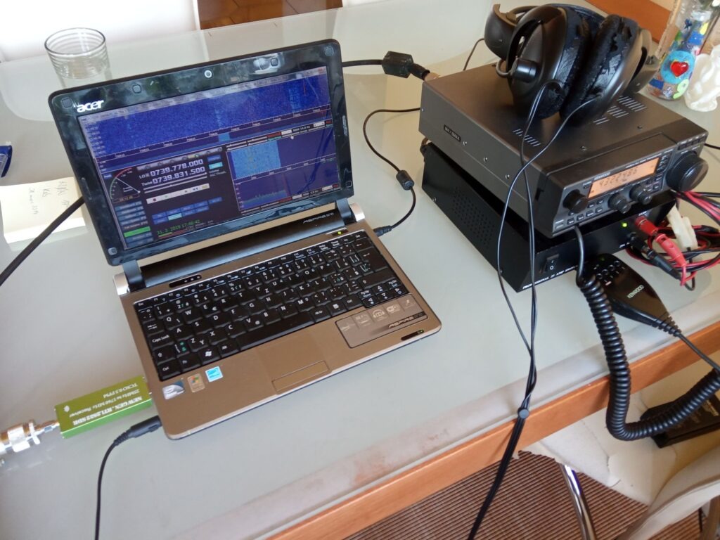 QO-100 setup: vľavo RTL2832 s notebookom HDSDR, vpravo TM-255 so zdrojom