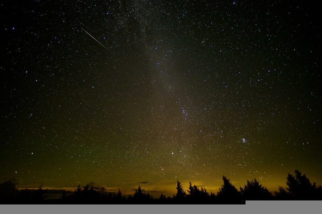 Meteor na nočnej oblohe