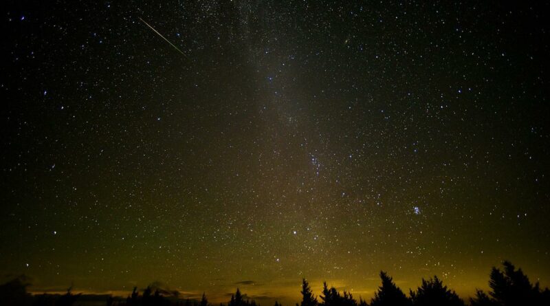 Meteor na nočnej oblohe