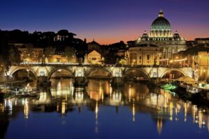 Nočný pohľad na Vatikán z Ríma odkiaľ bude vysielať HV0A