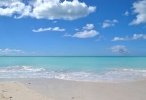 Bledé pláže na ostrove Antigua