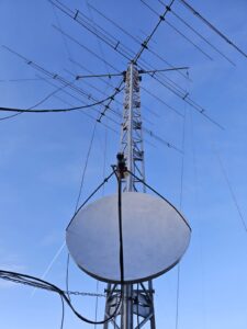 parabola pre QO-100 pod KV anténami