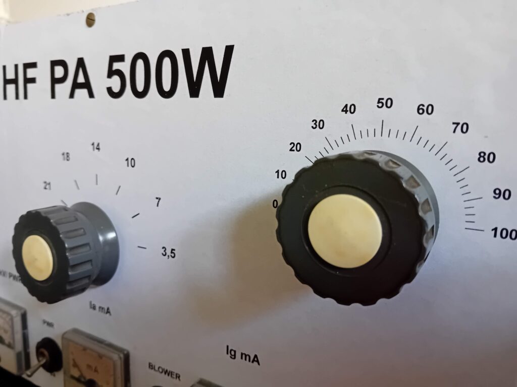 Predný panel KV zosilňovača