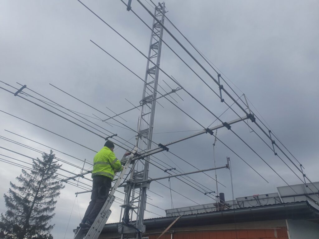 Montáž KV antény na stožiar