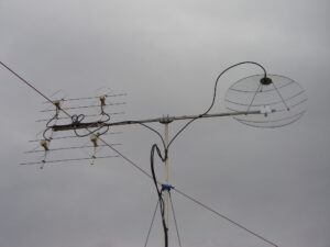 Štyri DL7KM pre 432 MHz a sieťovaná parabola pre 1296 MHz