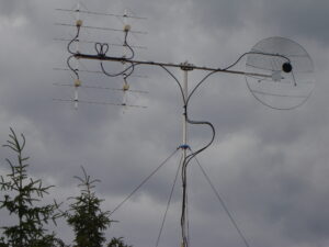 Vrchol stožiara s VKV anténami