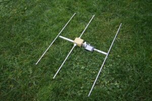 DK7ZB Yagi anténa pre pásmo 2 m (144 MHz) položená na tráve