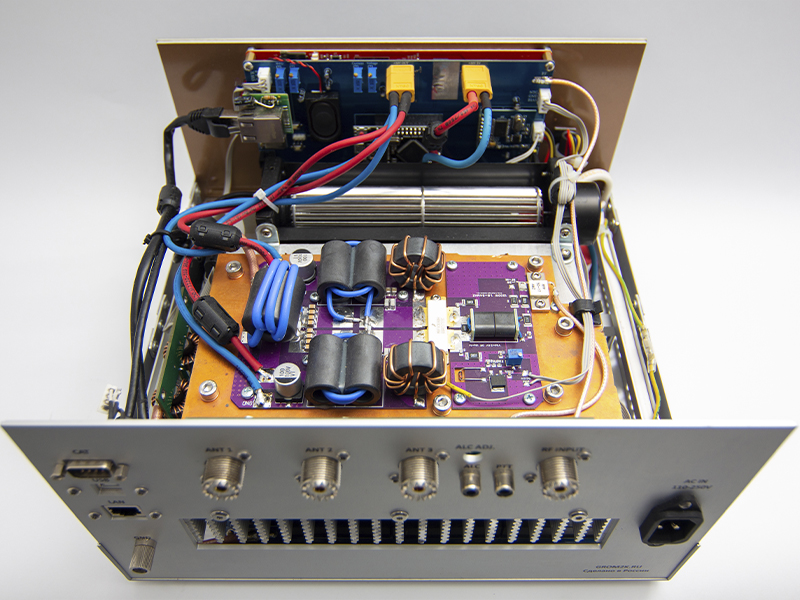 Vnútro zosilňovača Grom2k