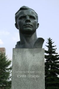 Busto de Yuri Gagarin, el primer hombre en el espacio, en el Callejón de los Cosmonautas