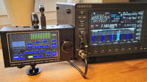 EQ V.8 s Kenwood TCVR (kredit: https://ur6qw.jimdofree.com/)