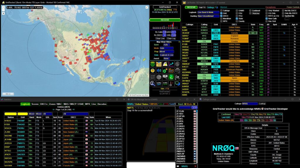 Kompletná pracovná plocha GridTracker2 s piatimi otvorenými oknami – mapa Severnej Ameriky s gridmi na pásme 10 m FT8, Call Roster so 102 prijatými stanicami, štatistiky denníka, Off-Air Message Service chat a okno vyhľadávania volacej značky