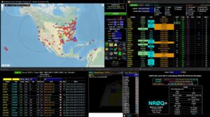Kompletná pracovná plocha GridTracker2 s piatimi otvorenými oknami – mapa Severnej Ameriky s gridmi na pásme 10 m FT8, Call Roster so 102 prijatými stanicami, štatistiky denníka, Off-Air Message Service chat a okno vyhľadávania volacej značky