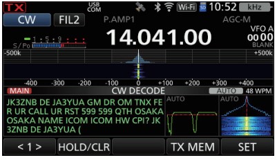 Displej Icom IC-7110 s aktívnym CW dekodérom na frekvencii 14.041,00 kHz, rýchlosťou 48 WPM, zobrazujúci dekódovaný text QSO medzi stanicami JK3ZNB a JA3YUA vrátane výmeny RST a QTH