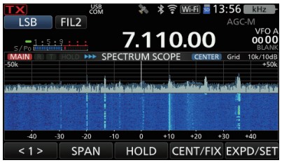 Displej Icom IC-7110 s aktívnym vysielaním na frekvencii 7.110,00 kHz LSB, pod ktorým je zobrazený spektroskop a vodopádový displej v reálnom čase s rozsahom ±50 kHz okolo prevádzkovej frekvencie
