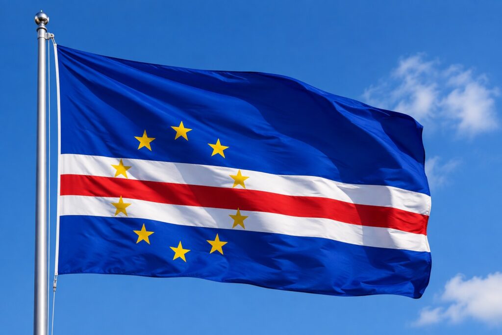 Vlajka Kapverd (Cabo Verde) vejúca vo vetre na modrej oblohe