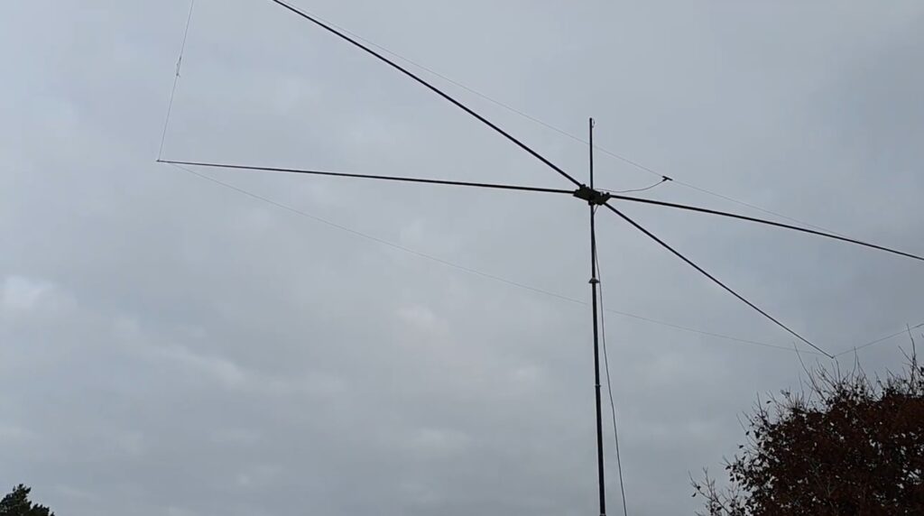 Moxon anténa – kompaktný dvojprvkový beam s výnimočným predo-zadným pomerom Drôtová Moxon anténa na rybárskych prútoch namontovaná na vrchole stožiara, s viditeľnou charakteristickou obdĺžnikovou geometriou radiátora a reflektora