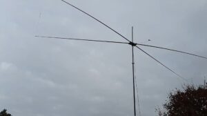 Drôtová Moxon anténa na rybárskych prútoch namontovaná na vrchole stožiara, s viditeľnou charakteristickou obdĺžnikovou geometriou radiátora a reflektora
