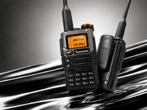 Quansheng UV-K5(8) v3 – ručná dvojpásmová rádiostanica s oranžovým displejom