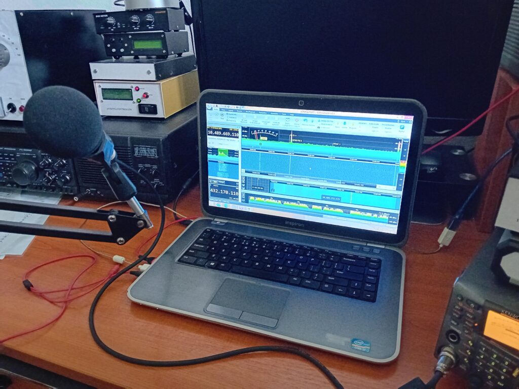 Mikrofón Behringer XM8500 na ramene pri rádioamatérskej stanici so SDR Console