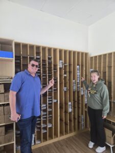 DARC QSL Bureau s regálmi plnými QSL lístkov