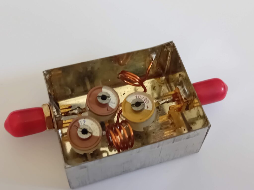 Hotový 432 MHz hornopriepustný a 144 MHz výrezový filter VE2ZAZ