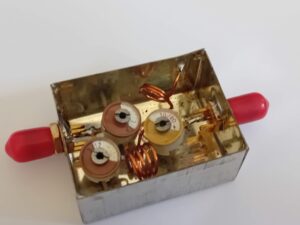 Hotový 432 MHz hornopriepustný a 144 MHz výrezový filter VE2ZAZ