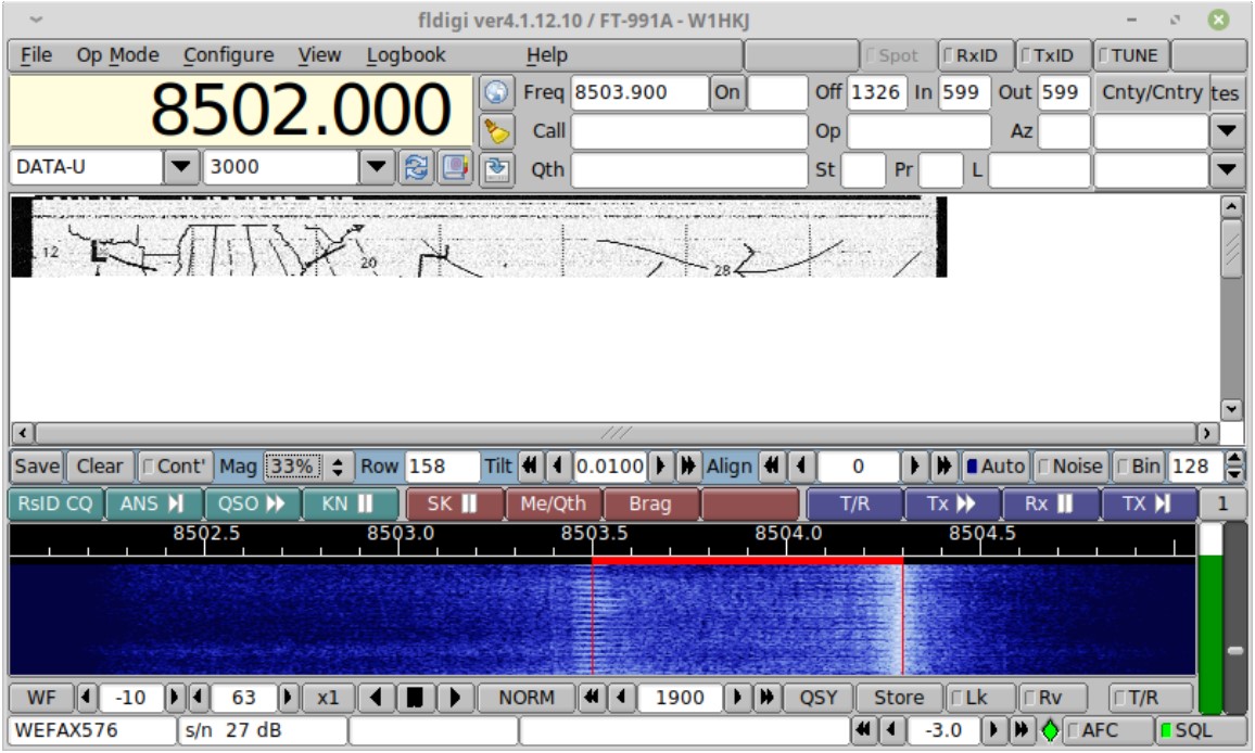 Okno FLDigi verzie 4.1.12.10 pripojené k transceiveru FT-991A, dekódujúce meteorologický faksimil (WEFAX576) na frekvencii 8502,000 kHz v móde DATA-U, s viditeľným faxovým obrázkom a vodopádom so s/n 27 dB