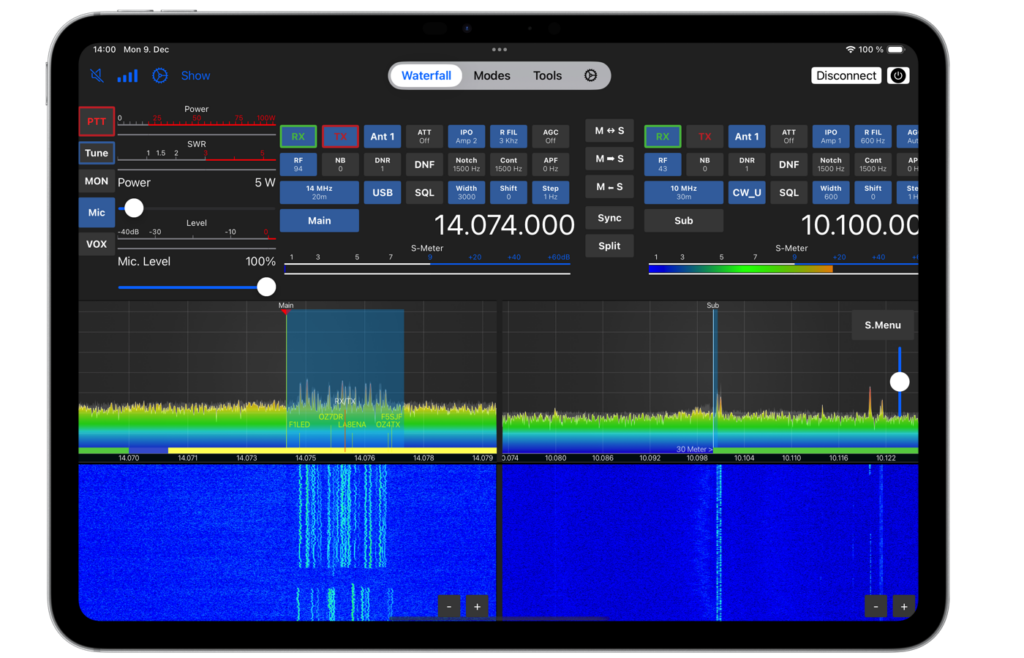 FT-Control na iPade zobrazujúce duálny príjem s dvomi nezávislými vodopádmi – hlavný VFO na 14.074,000 kHz (pásmo 20 m) s viditeľnými značkami staníc F1LED, OZ7DR, LA8ENA a F5SJF, a druhý VFO na 10.100,000 kHz (pásmo 30 m)