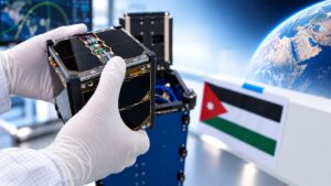 JO-97 JY1Sat – prvý jordánsky satelit CubeSat v rukách technika