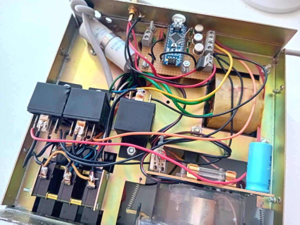 Elektronika K3NG ovládača rotátora s Arduino Nano, relé, poistkou a výkonovým napájaním
