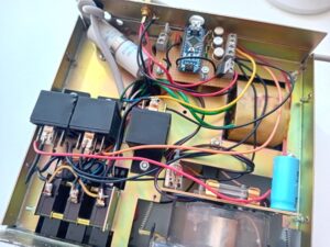 Elektronika K3NG ovládača rotátora s Arduino Nano, relé, poistkou a výkonovým napájaním