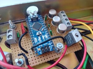 Arduino Nano na univerzální desce K3NG ovladače rotátoru s tranzistory a svorkovnicemi