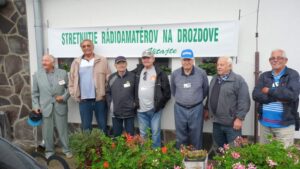 Funkamateure beim Treffen in Drozdov im Jahr 2017 vor dem Gebäude des Pension