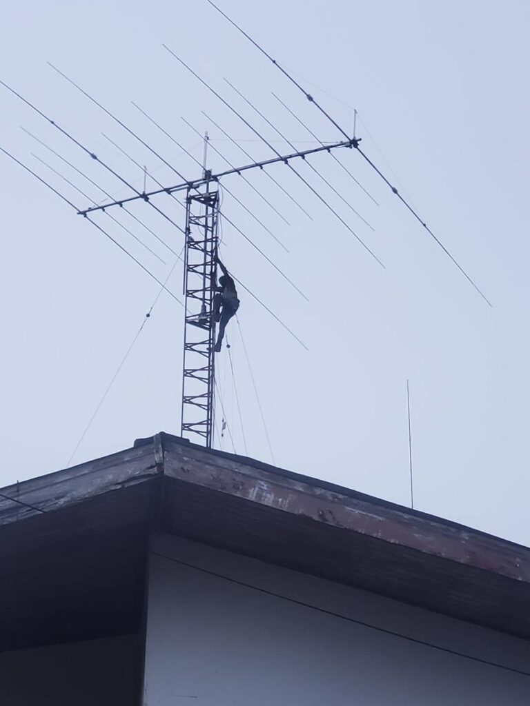9Z4BM pri práci na anténnom systéme na strešnom stožiari
