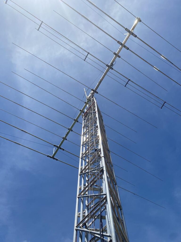 Anténny systém rádioamatérskej stanice HP1Z v Paname na oceľovom priehradovom stožiari