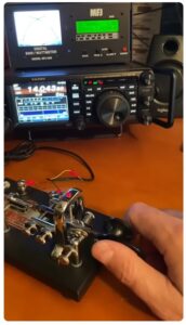 Testovanie dekódovania morzeovky s manuálnym kľúčom Vibroplex, transceiverom Yaesu FT-891 a SWR wattmetrom MFJ.